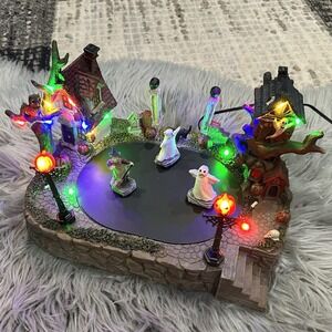 Pumpkin Hollow "The Halloween Play" LED, Animated & Sound- Ice Skating‎ Scene